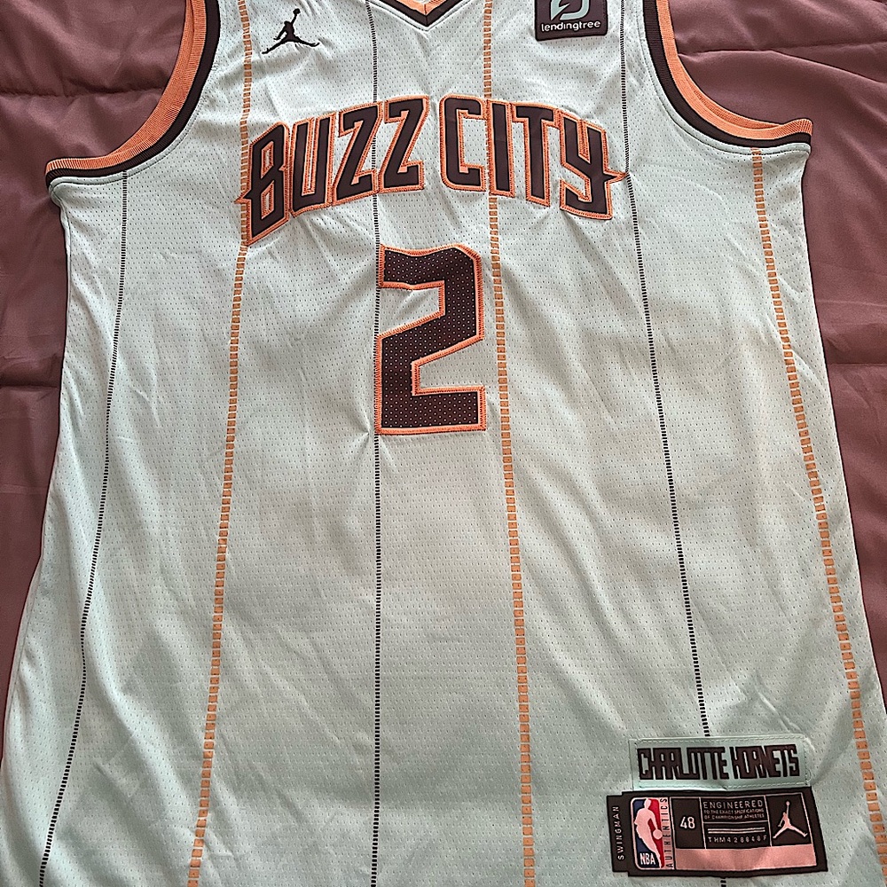 Up for sale is a LaMelo Ball “Buzz City” swingman Charlotte Hornets jersey.